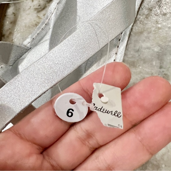 NWT Madewell The Boardwalk Thong Sandal in Metallic Silver Leather Size 6 - Picture 3 of 8